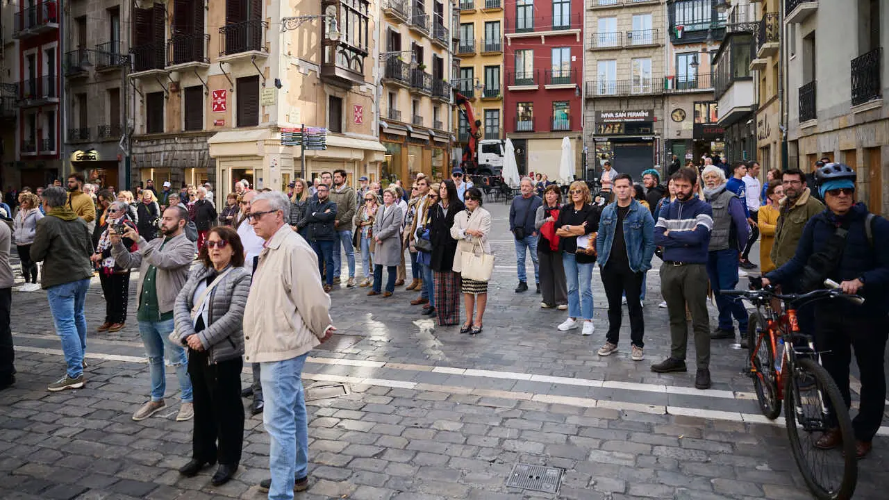Concentraci&oacute;n convocada por el Ayuntamiento de Pamplona en se&ntilde;al de duelo y solidaridad con las v&iacute;ctimas del accidente ferroviario de Urda (Toledo). PABLO LASAOSA