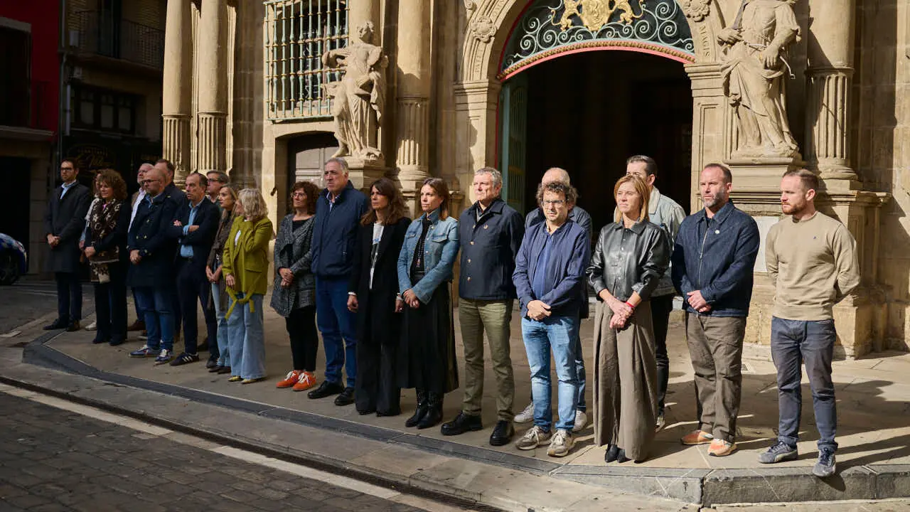 Concentraci&oacute;n convocada por el Ayuntamiento de Pamplona en se&ntilde;al de duelo y solidaridad con las v&iacute;ctimas del accidente ferroviario de Urda (Toledo). PABLO LASAOSA