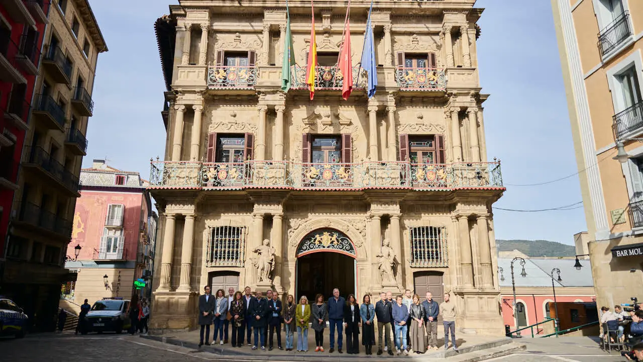 Concentraci&oacute;n convocada por el Ayuntamiento de Pamplona en se&ntilde;al de duelo y solidaridad con las v&iacute;ctimas del accidente ferroviario de Urda (Toledo). PABLO LASAOSA