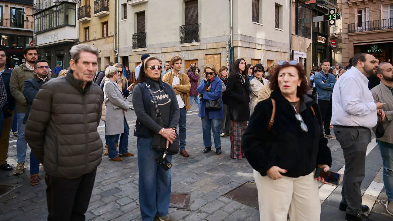 Concentraci&oacute;n convocada por el Ayuntamiento de Pamplona en se&ntilde;al de duelo y solidaridad con las v&iacute;ctimas del accidente ferroviario de Urda (Toledo). PABLO LASAOSA