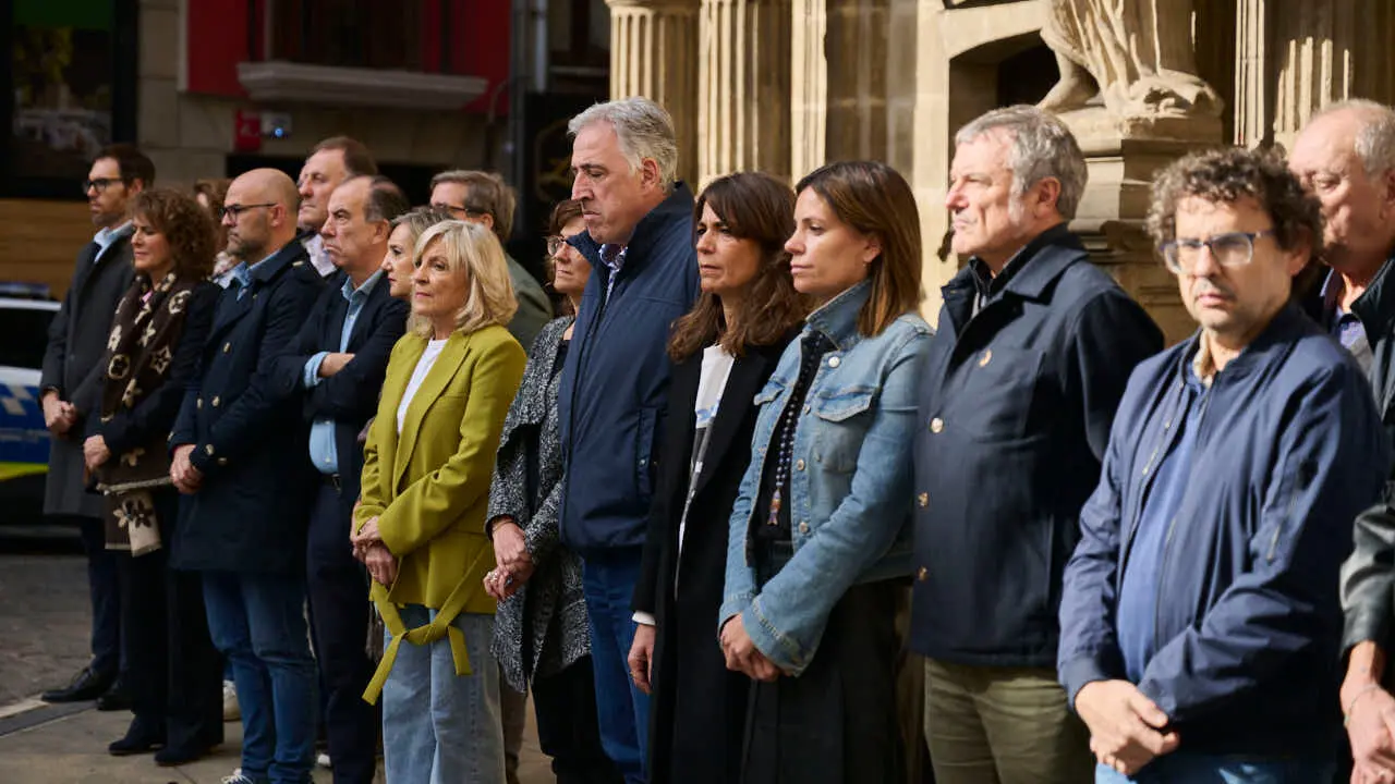 Concentraci&oacute;n convocada por el Ayuntamiento de Pamplona en se&ntilde;al de duelo y solidaridad con las v&iacute;ctimas del accidente ferroviario de Urda (Toledo). PABLO LASAOSA