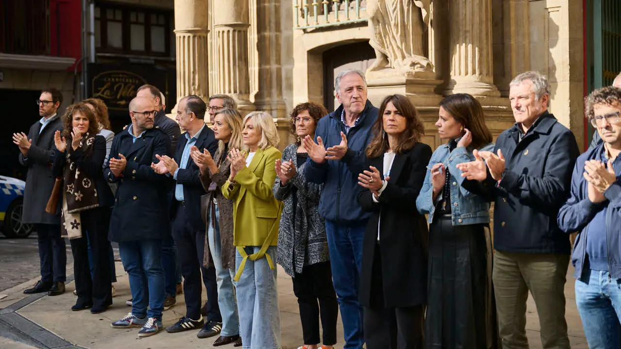 Concentraci&oacute;n convocada por el Ayuntamiento de Pamplona en se&ntilde;al de duelo y solidaridad con las v&iacute;ctimas del accidente ferroviario de Urda (Toledo). PABLO LASAOSA