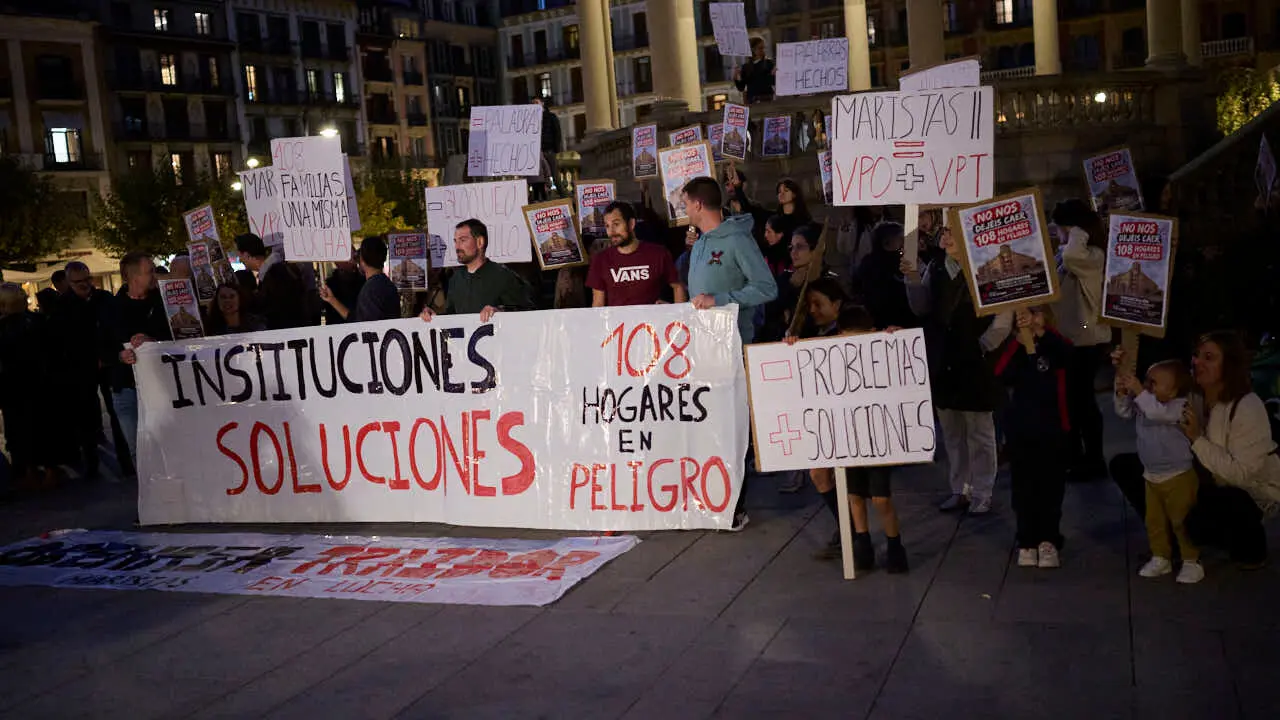 Concentraci&oacute;n familias adjudicatarias de las viviendas protegidas de Maristas II, en la Plaza del Castillo de Pamplona, para visibilizar su situaci&oacute;n y exigir medidas urgentes. PABLO LASAOSA