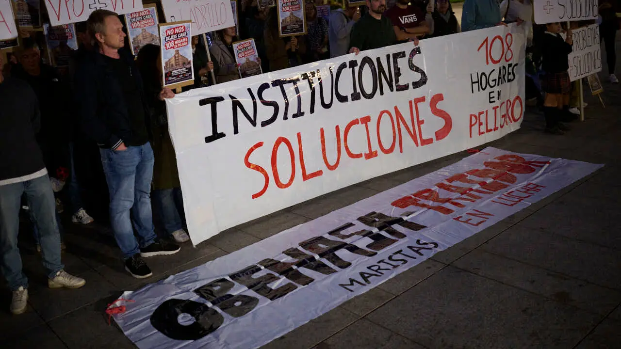 Concentraci&oacute;n familias adjudicatarias de las viviendas protegidas de Maristas II, en la Plaza del Castillo de Pamplona, para visibilizar su situaci&oacute;n y exigir medidas urgentes. PABLO LASAOSA