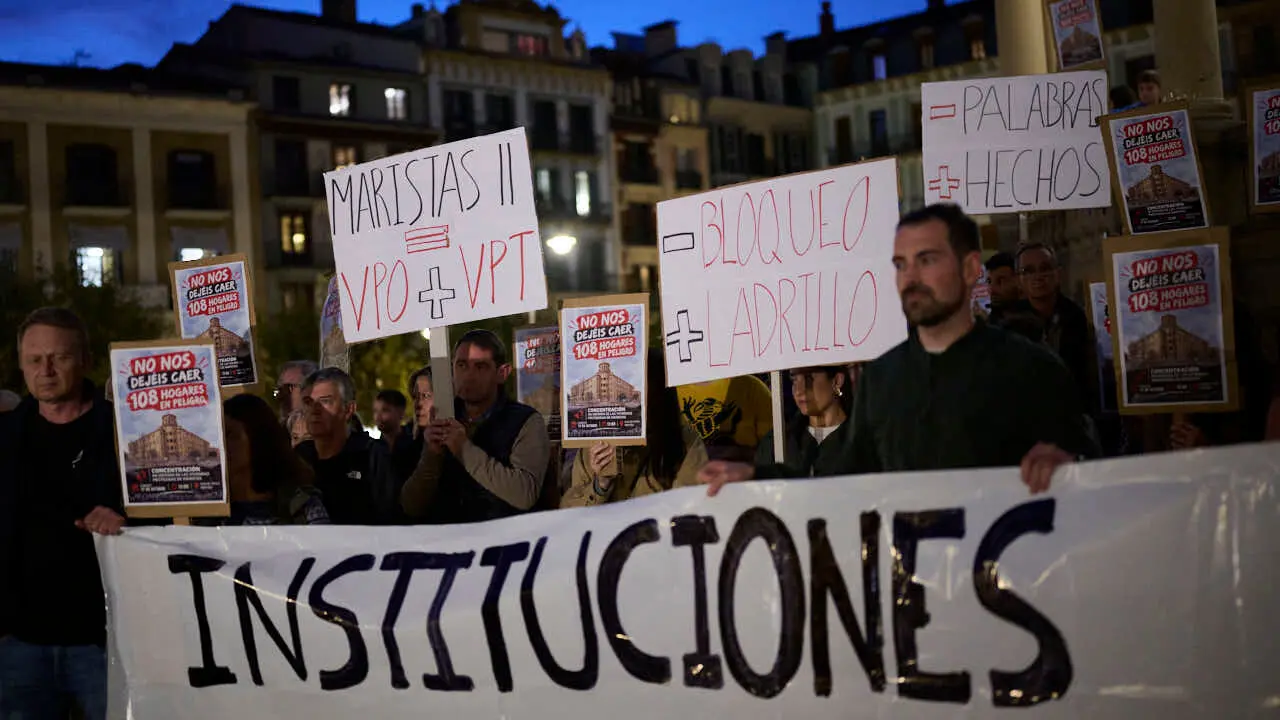 Concentraci&oacute;n familias adjudicatarias de las viviendas protegidas de Maristas II, en la Plaza del Castillo de Pamplona, para visibilizar su situaci&oacute;n y exigir medidas urgentes. PABLO LASAOSA