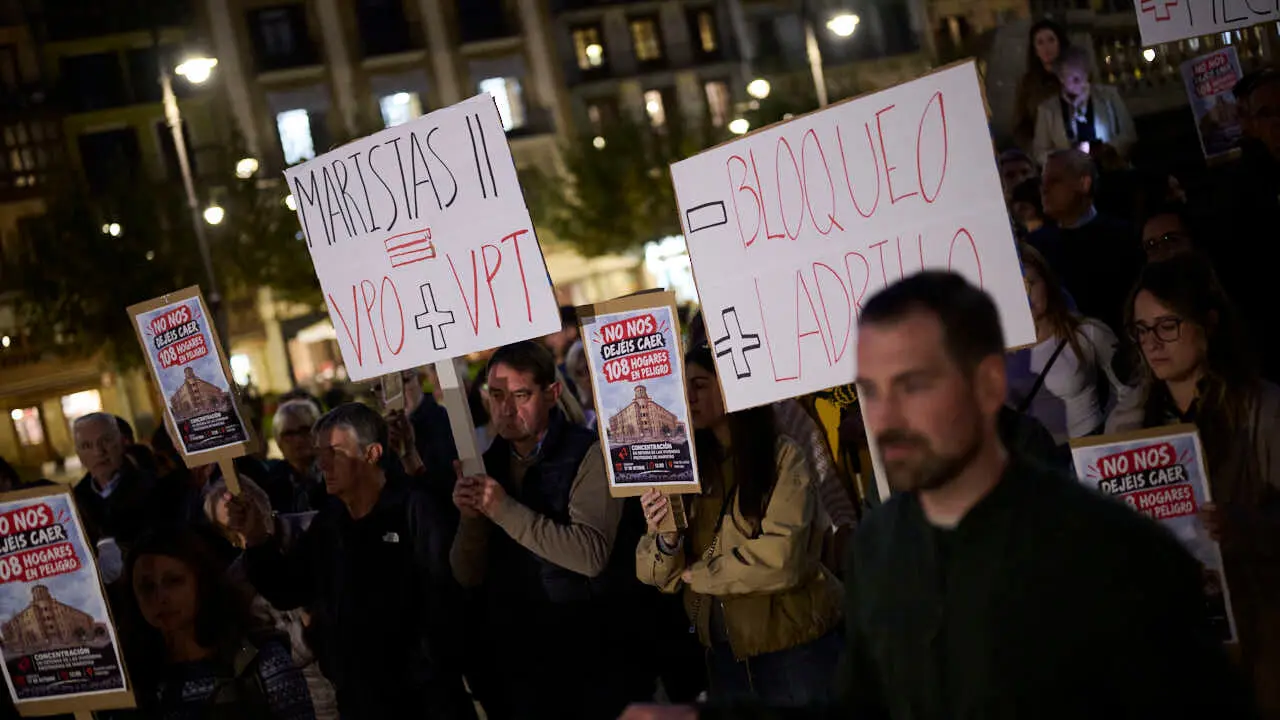 Concentraci&oacute;n familias adjudicatarias de las viviendas protegidas de Maristas II, en la Plaza del Castillo de Pamplona, para visibilizar su situaci&oacute;n y exigir medidas urgentes. PABLO LASAOSA