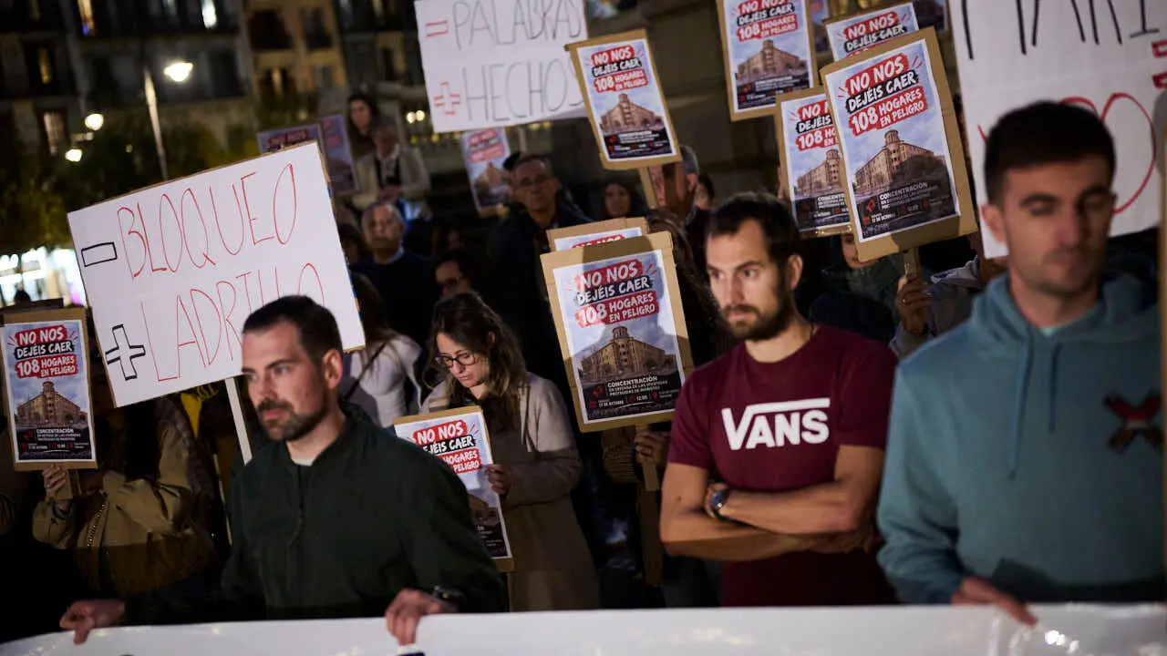 Concentraci&oacute;n familias adjudicatarias de las viviendas protegidas de Maristas II, en la Plaza del Castillo de Pamplona, para visibilizar su situaci&oacute;n y exigir medidas urgentes. PABLO LASAOSA