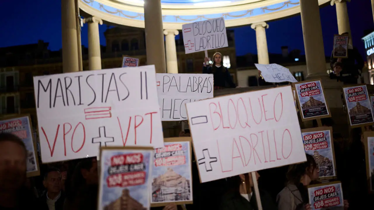 Concentraci&oacute;n familias adjudicatarias de las viviendas protegidas de Maristas II, en la Plaza del Castillo de Pamplona, para visibilizar su situaci&oacute;n y exigir medidas urgentes. PABLO LASAOSA