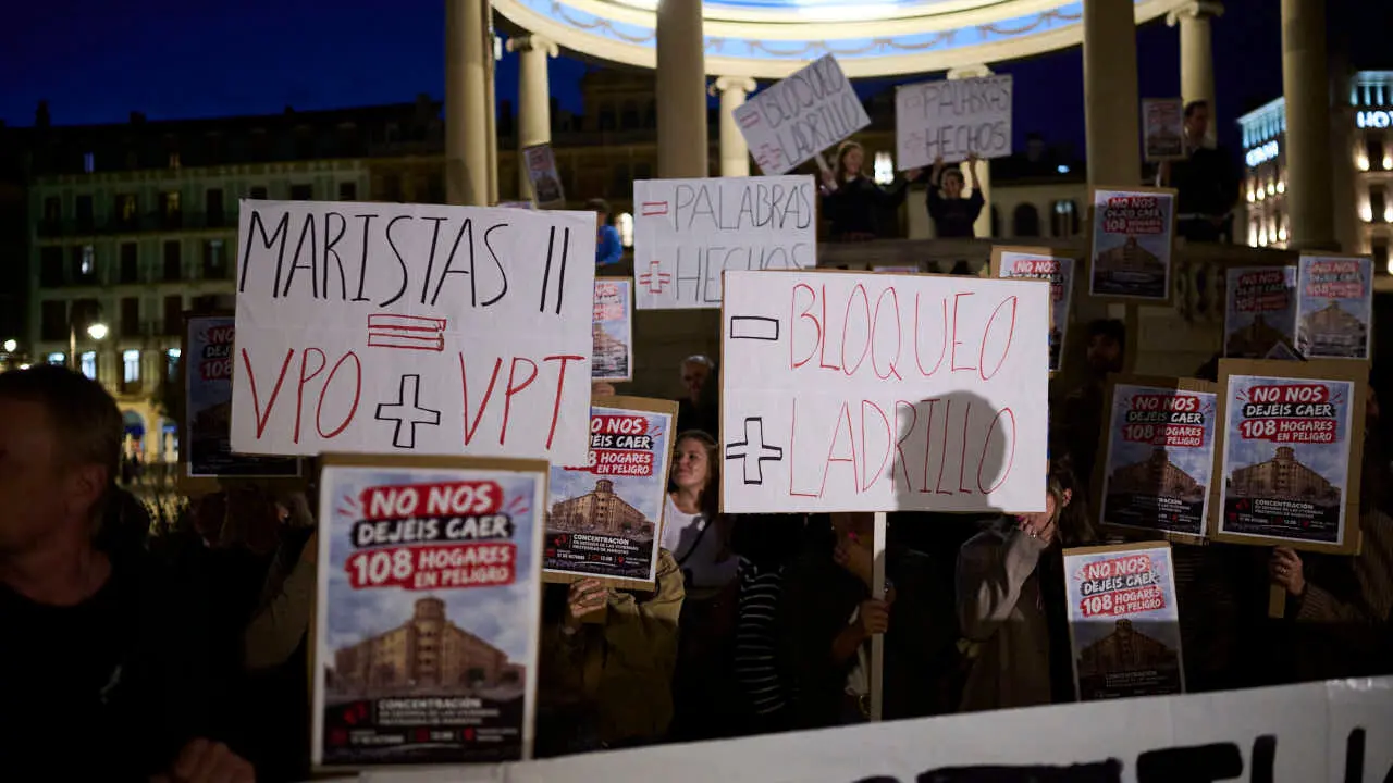 Concentraci&oacute;n familias adjudicatarias de las viviendas protegidas de Maristas II, en la Plaza del Castillo de Pamplona, para visibilizar su situaci&oacute;n y exigir medidas urgentes. PABLO LASAOSA