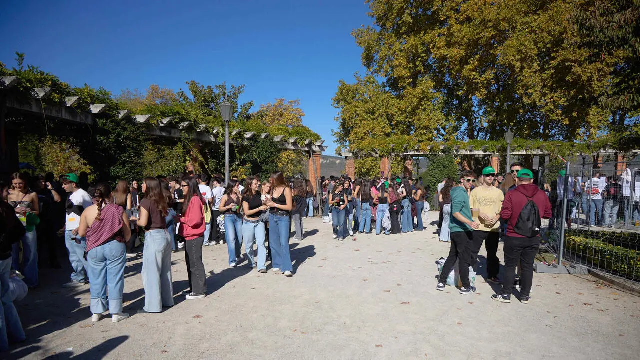 Botell&oacute;n y fiesta previa a la Carpa Universitaria de Oto&ntilde;o 2026 de los estudiantes de la Universidad P&uacute;blica de Navarra en el parque de la Medialuna de Pamplona. I&Ntilde;IGO ALZUGARAY