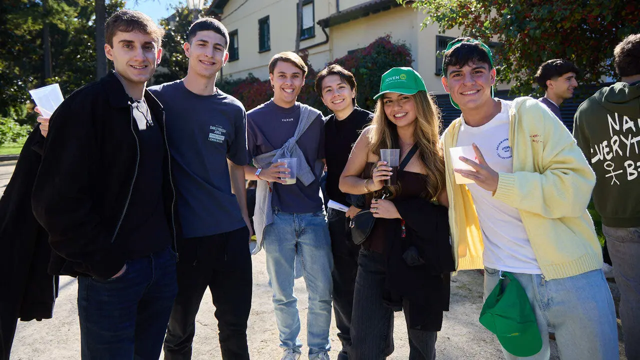 Botell&oacute;n y fiesta previa a la Carpa Universitaria de Oto&ntilde;o 2026 de los estudiantes de la Universidad P&uacute;blica de Navarra en el parque de la Medialuna de Pamplona. I&Ntilde;IGO ALZUGARAY
