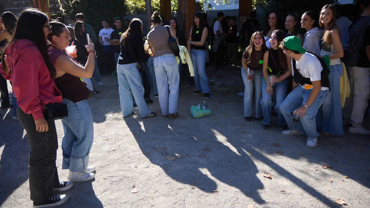 Botell&oacute;n y fiesta previa a la Carpa Universitaria de Oto&ntilde;o 2026 de los estudiantes de la Universidad P&uacute;blica de Navarra en el parque de la Medialuna de Pamplona. I&Ntilde;IGO ALZUGARAY