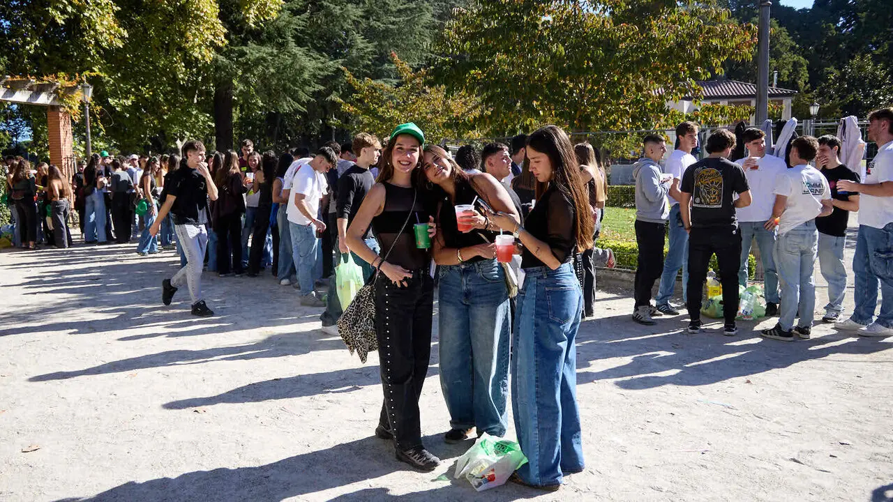 Botell&oacute;n y fiesta previa a la Carpa Universitaria de Oto&ntilde;o 2026 de los estudiantes de la Universidad P&uacute;blica de Navarra en el parque de la Medialuna de Pamplona. I&Ntilde;IGO ALZUGARAY