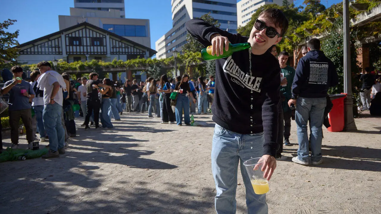 Botell&oacute;n y fiesta previa a la Carpa Universitaria de Oto&ntilde;o 2026 de los estudiantes de la Universidad P&uacute;blica de Navarra en el parque de la Medialuna de Pamplona. I&Ntilde;IGO ALZUGARAY