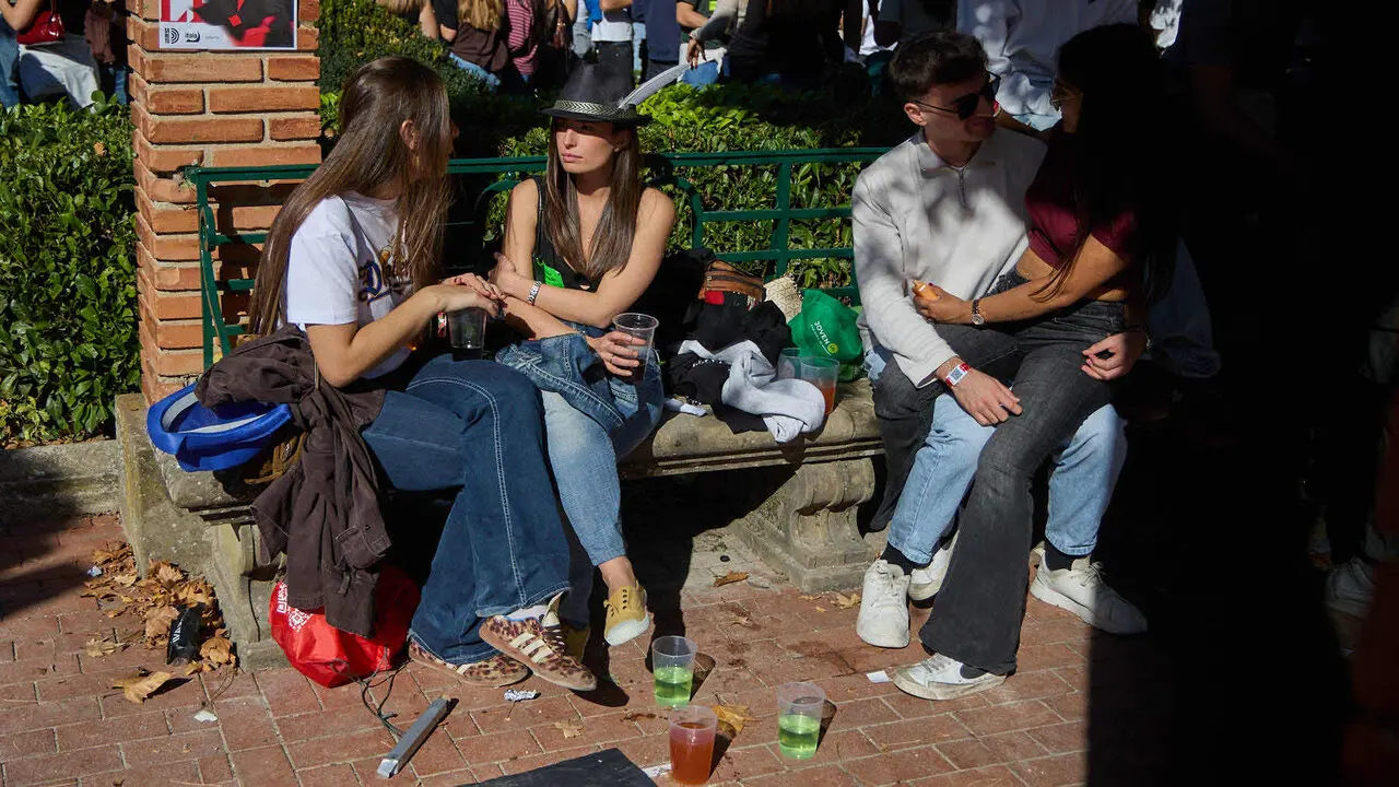 Botell&oacute;n y fiesta previa a la Carpa Universitaria de Oto&ntilde;o 2026 de los estudiantes de la Universidad P&uacute;blica de Navarra en el parque de la Medialuna de Pamplona. I&Ntilde;IGO ALZUGARAY