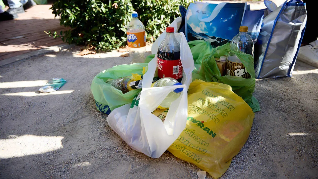 Botell&oacute;n y fiesta previa a la Carpa Universitaria de Oto&ntilde;o 2026 de los estudiantes de la Universidad P&uacute;blica de Navarra en el parque de la Medialuna de Pamplona. I&Ntilde;IGO ALZUGARAY