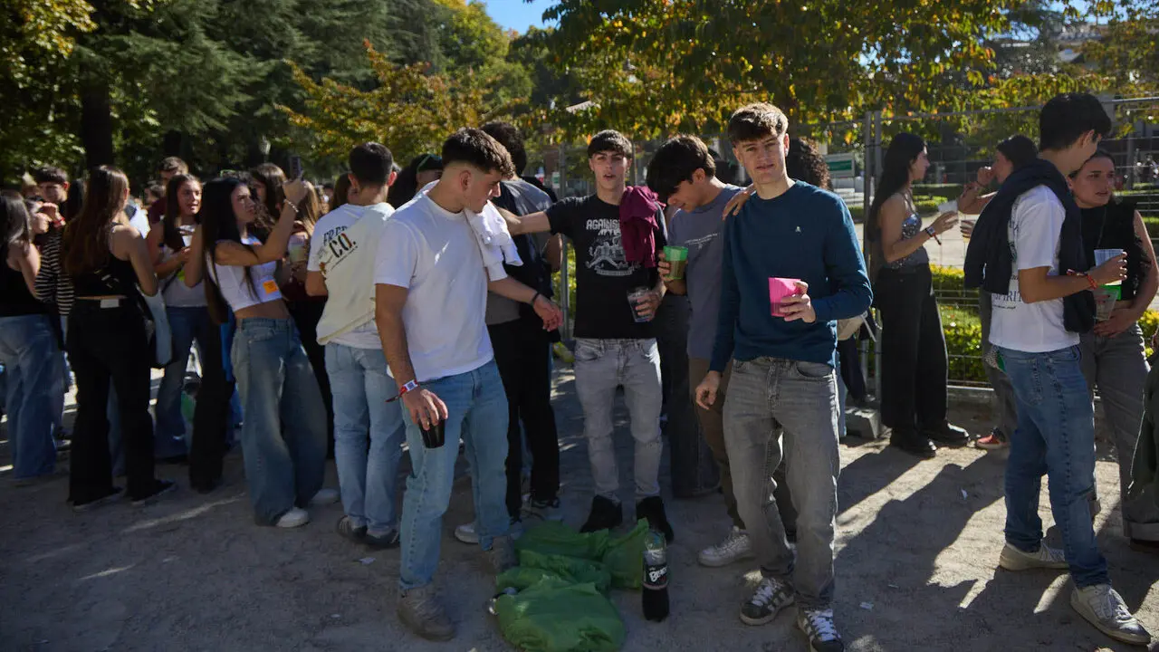 Botell&oacute;n y fiesta previa a la Carpa Universitaria de Oto&ntilde;o 2026 de los estudiantes de la Universidad P&uacute;blica de Navarra en el parque de la Medialuna de Pamplona. I&Ntilde;IGO ALZUGARAY