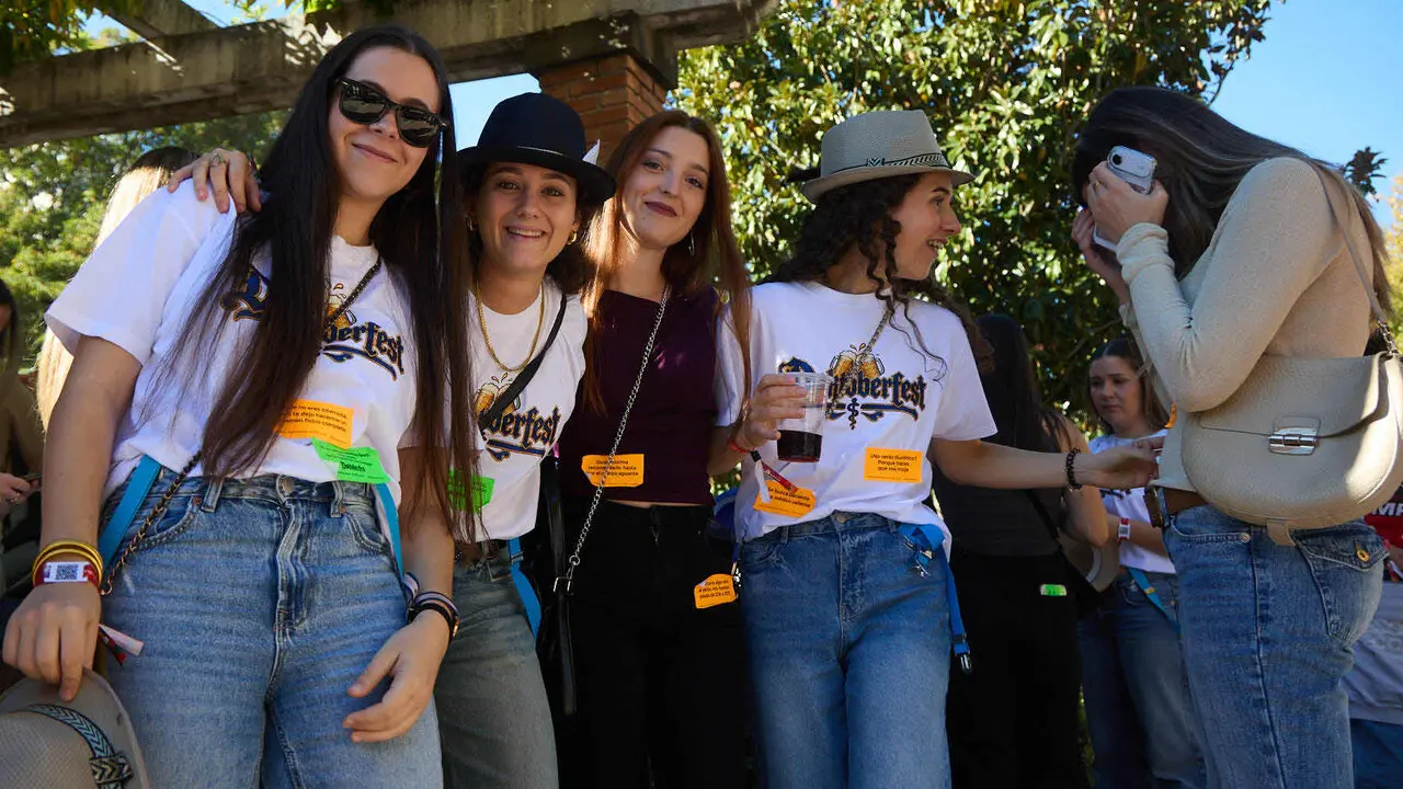 Botell&oacute;n y fiesta previa a la Carpa Universitaria de Oto&ntilde;o 2026 de los estudiantes de la Universidad P&uacute;blica de Navarra en el parque de la Medialuna de Pamplona. I&Ntilde;IGO ALZUGARAY