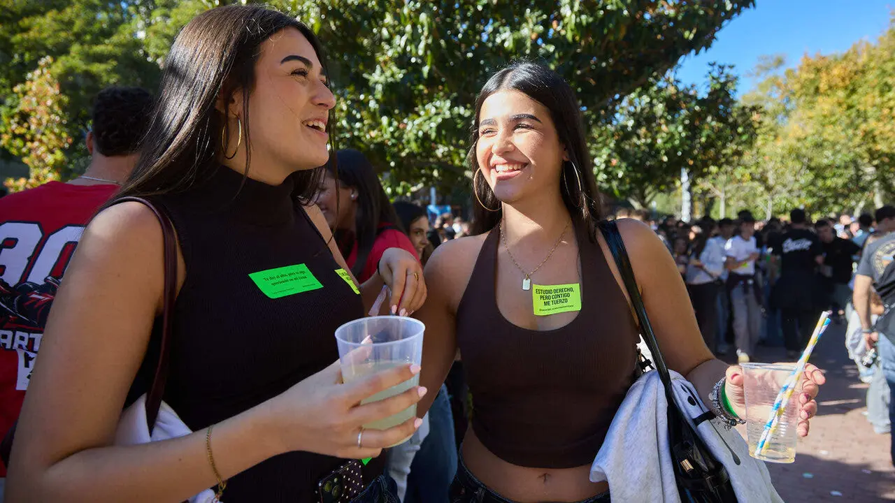 Botell&oacute;n y fiesta previa a la Carpa Universitaria de Oto&ntilde;o 2026 de los estudiantes de la Universidad P&uacute;blica de Navarra en el parque de la Medialuna de Pamplona. I&Ntilde;IGO ALZUGARAY