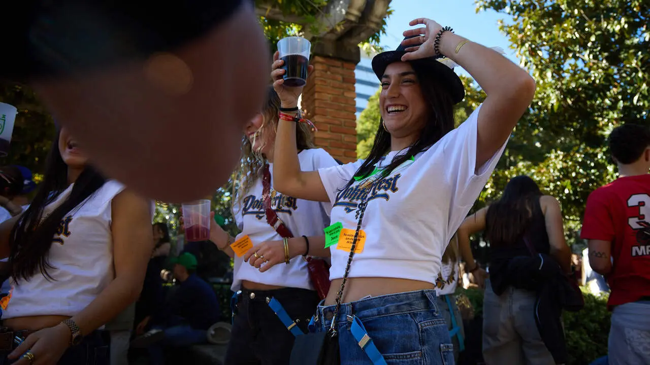 Botell&oacute;n y fiesta previa a la Carpa Universitaria de Oto&ntilde;o 2026 de los estudiantes de la Universidad P&uacute;blica de Navarra en el parque de la Medialuna de Pamplona. I&Ntilde;IGO ALZUGARAY
