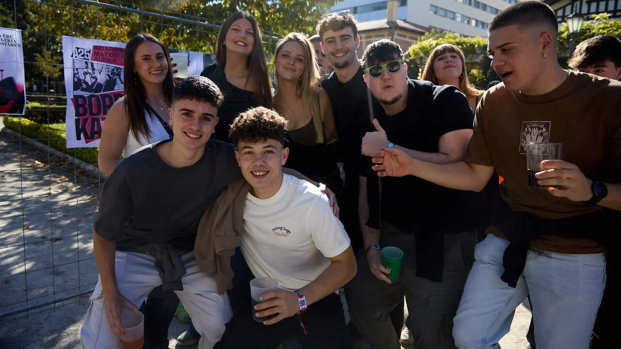 Botell&oacute;n y fiesta previa a la Carpa Universitaria de Oto&ntilde;o 2026 de los estudiantes de la Universidad P&uacute;blica de Navarra en el parque de la Medialuna de Pamplona. I&Ntilde;IGO ALZUGARAY