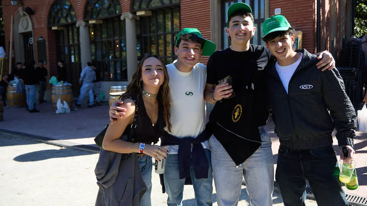 Botell&oacute;n y fiesta previa a la Carpa Universitaria de Oto&ntilde;o 2026 de los estudiantes de la Universidad P&uacute;blica de Navarra en el parque de la Medialuna de Pamplona. I&Ntilde;IGO ALZUGARAY