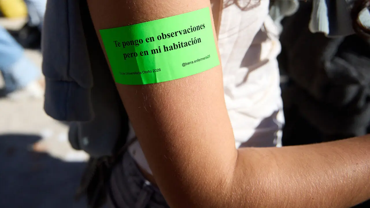 Botell&oacute;n y fiesta previa a la Carpa Universitaria de Oto&ntilde;o 2026 de los estudiantes de la Universidad P&uacute;blica de Navarra en el parque de la Medialuna de Pamplona. I&Ntilde;IGO ALZUGARAY
