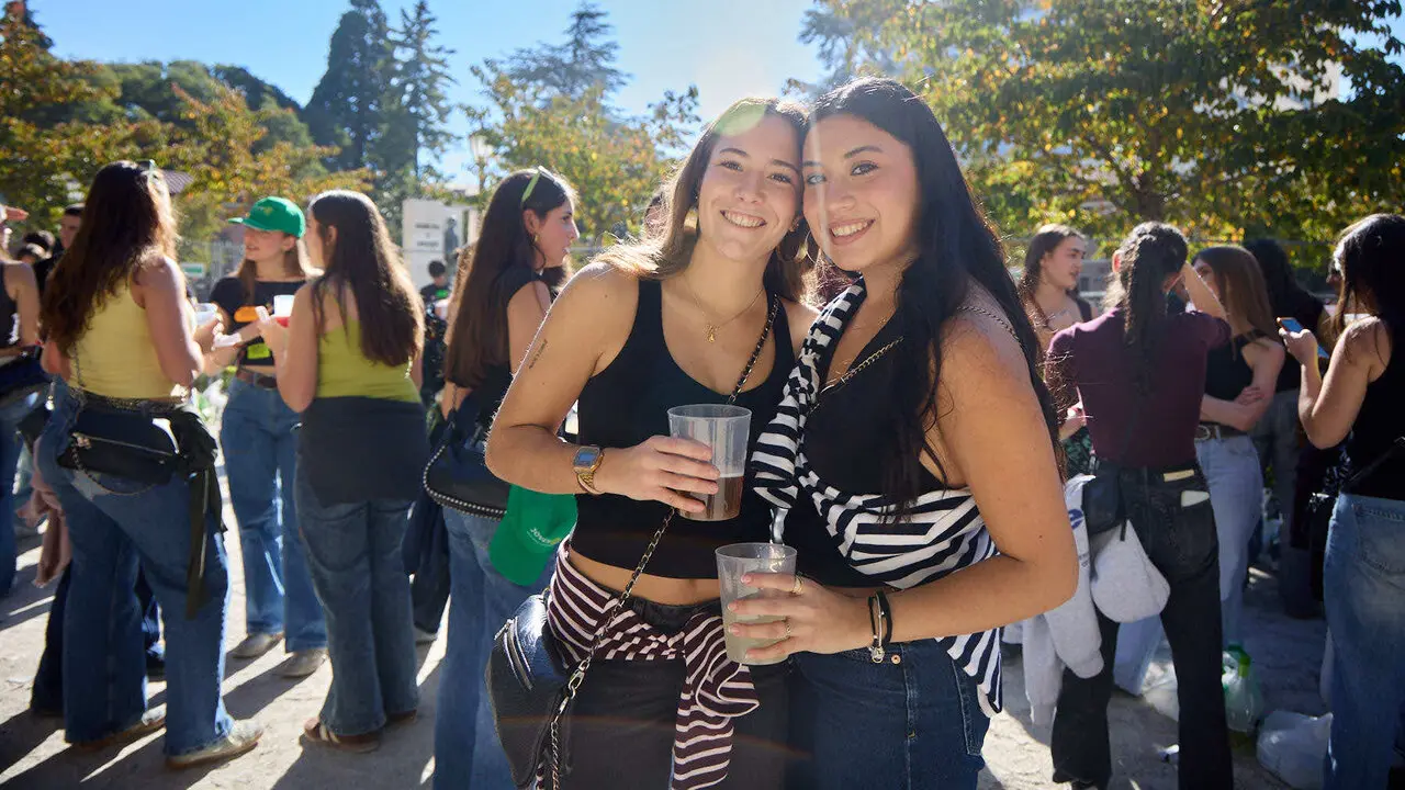 Botell&oacute;n y fiesta previa a la Carpa Universitaria de Oto&ntilde;o 2026 de los estudiantes de la Universidad P&uacute;blica de Navarra en el parque de la Medialuna de Pamplona. I&Ntilde;IGO ALZUGARAY