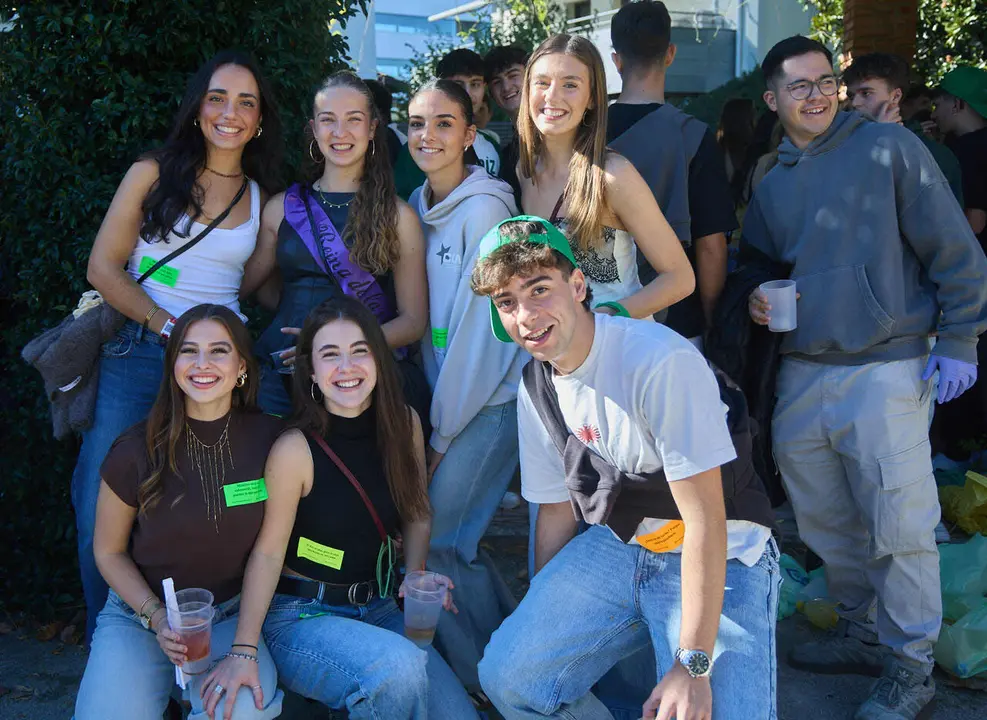 Botell&oacute;n y fiesta previa a la Carpa Universitaria de Oto&ntilde;o 2026 de los estudiantes de la Universidad P&uacute;blica de Navarra en el parque de la Medialuna de Pamplona. I&Ntilde;IGO ALZUGARAY