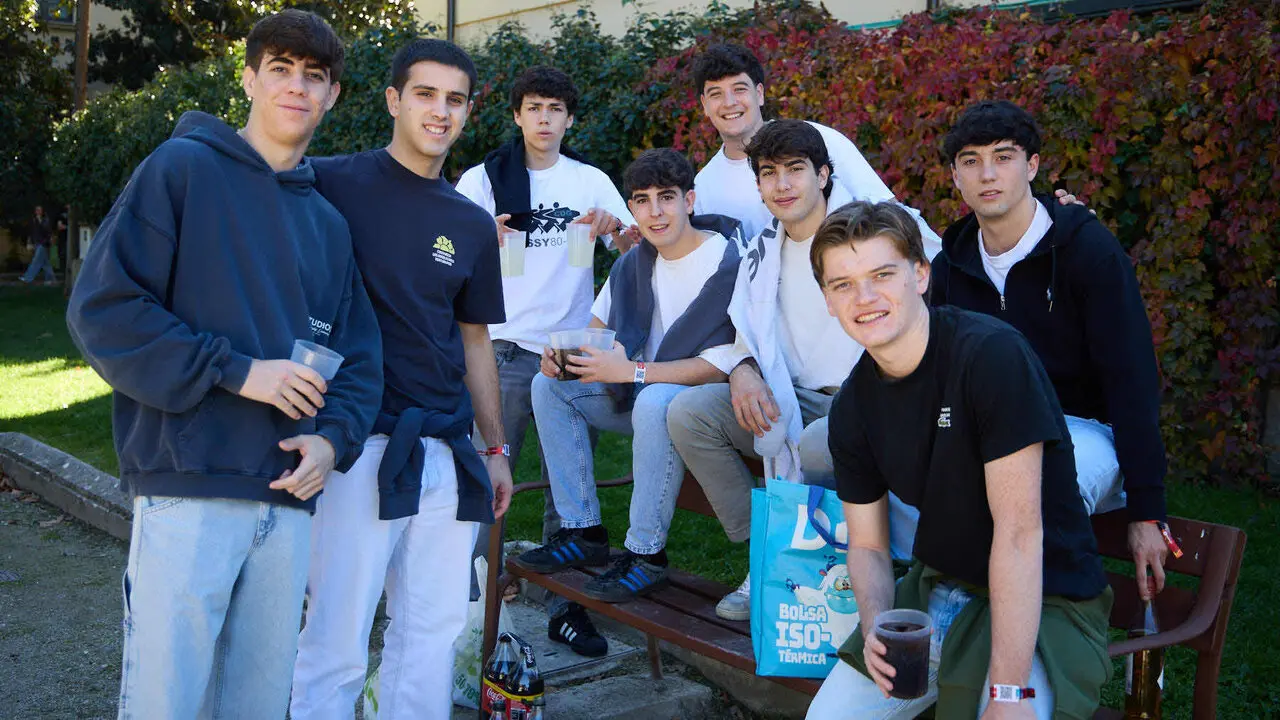 Botell&oacute;n y fiesta previa a la Carpa Universitaria de Oto&ntilde;o 2026 de los estudiantes de la Universidad P&uacute;blica de Navarra en el parque de la Medialuna de Pamplona. I&Ntilde;IGO ALZUGARAY