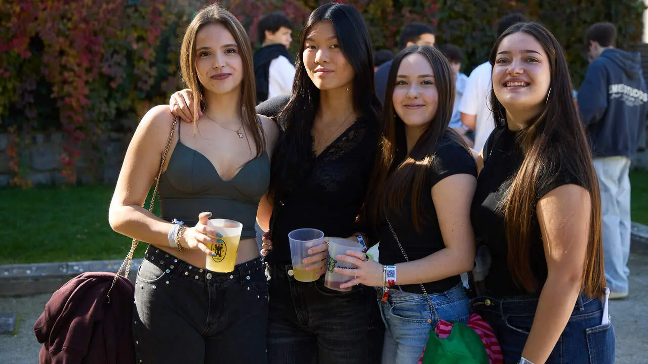 Botell&oacute;n y fiesta previa a la Carpa Universitaria de Oto&ntilde;o 2026 de los estudiantes de la Universidad P&uacute;blica de Navarra en el parque de la Medialuna de Pamplona. I&Ntilde;IGO ALZUGARAY