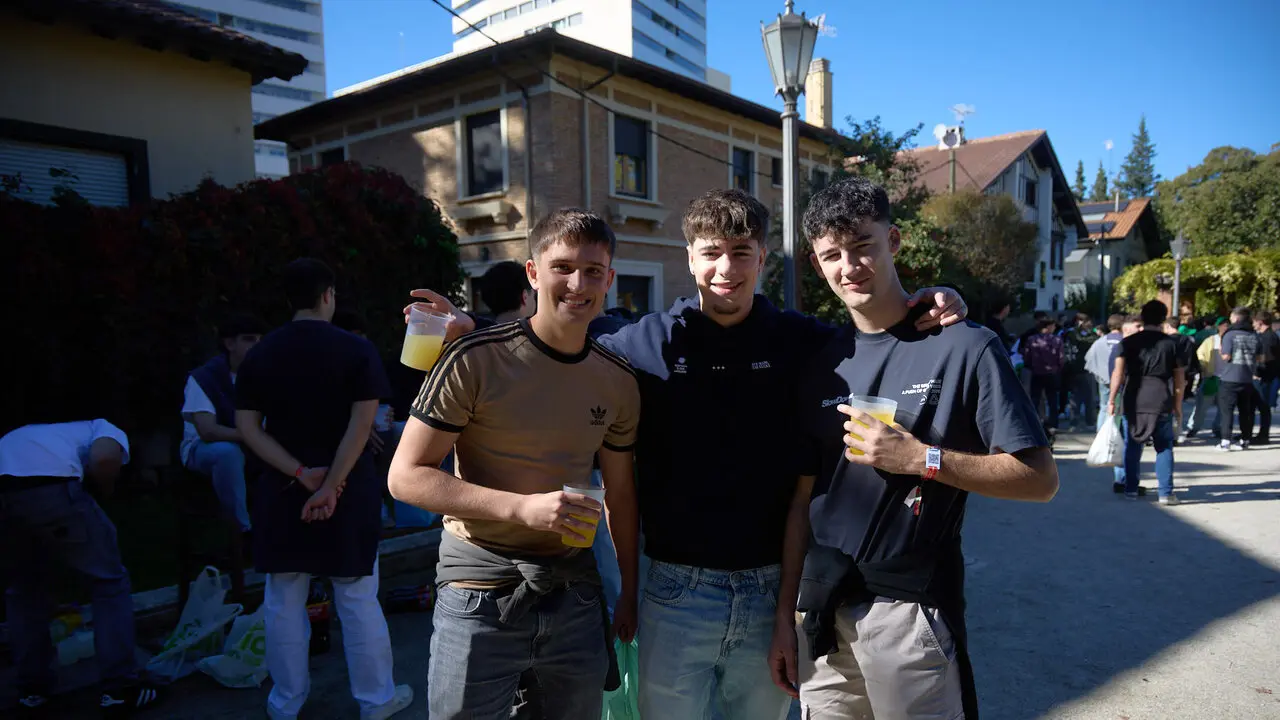 Botell&oacute;n y fiesta previa a la Carpa Universitaria de Oto&ntilde;o 2026 de los estudiantes de la Universidad P&uacute;blica de Navarra en el parque de la Medialuna de Pamplona. I&Ntilde;IGO ALZUGARAY
