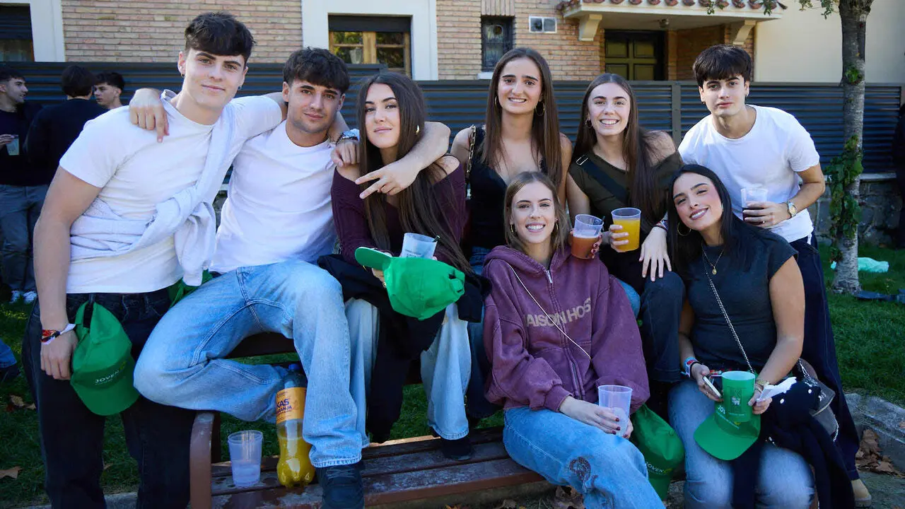 Botell&oacute;n y fiesta previa a la Carpa Universitaria de Oto&ntilde;o 2026 de los estudiantes de la Universidad P&uacute;blica de Navarra en el parque de la Medialuna de Pamplona. I&Ntilde;IGO ALZUGARAY