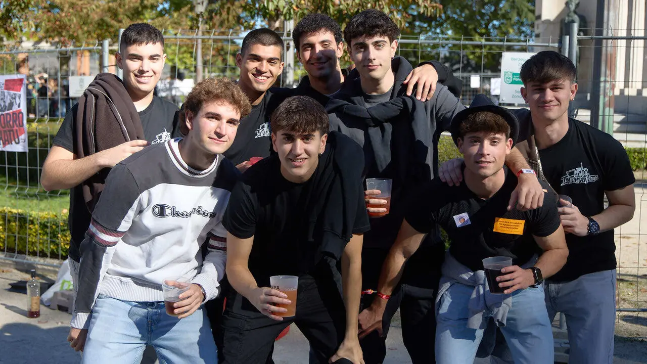 Botell&oacute;n y fiesta previa a la Carpa Universitaria de Oto&ntilde;o 2026 de los estudiantes de la Universidad P&uacute;blica de Navarra en el parque de la Medialuna de Pamplona. I&Ntilde;IGO ALZUGARAY