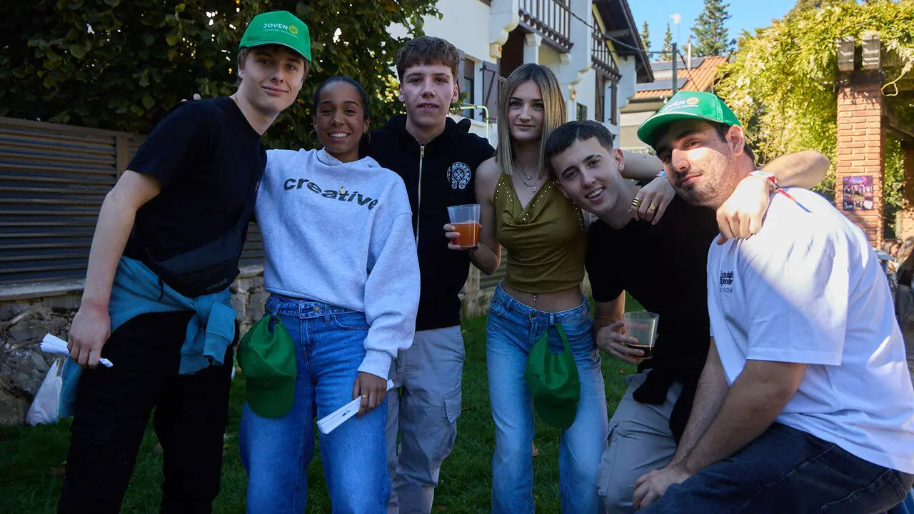 Botell&oacute;n y fiesta previa a la Carpa Universitaria de Oto&ntilde;o 2026 de los estudiantes de la Universidad P&uacute;blica de Navarra en el parque de la Medialuna de Pamplona. I&Ntilde;IGO ALZUGARAY