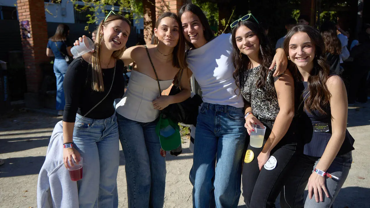 Botell&oacute;n y fiesta previa a la Carpa Universitaria de Oto&ntilde;o 2026 de los estudiantes de la Universidad P&uacute;blica de Navarra en el parque de la Medialuna de Pamplona. I&Ntilde;IGO ALZUGARAY
