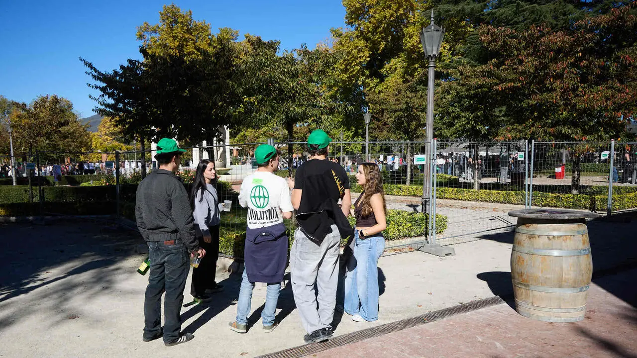 Botell&oacute;n y fiesta previa a la Carpa Universitaria de Oto&ntilde;o 2026 de los estudiantes de la Universidad P&uacute;blica de Navarra en el parque de la Medialuna de Pamplona. I&Ntilde;IGO ALZUGARAY