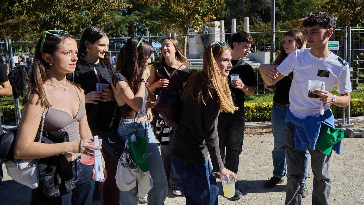 Botell&oacute;n y fiesta previa a la Carpa Universitaria de Oto&ntilde;o 2026 de los estudiantes de la Universidad P&uacute;blica de Navarra en el parque de la Medialuna de Pamplona. I&Ntilde;IGO ALZUGARAY