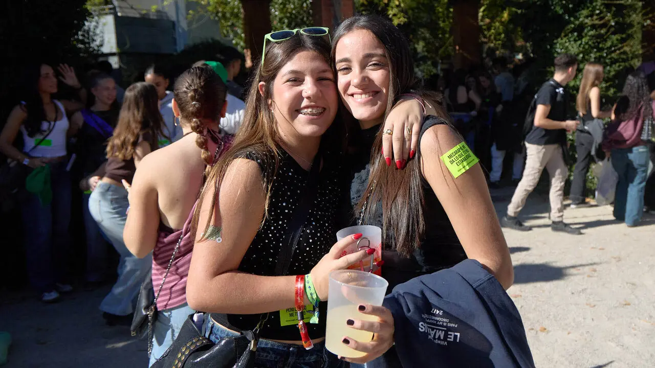 Botell&oacute;n y fiesta previa a la Carpa Universitaria de Oto&ntilde;o 2026 de los estudiantes de la Universidad P&uacute;blica de Navarra en el parque de la Medialuna de Pamplona. I&Ntilde;IGO ALZUGARAY
