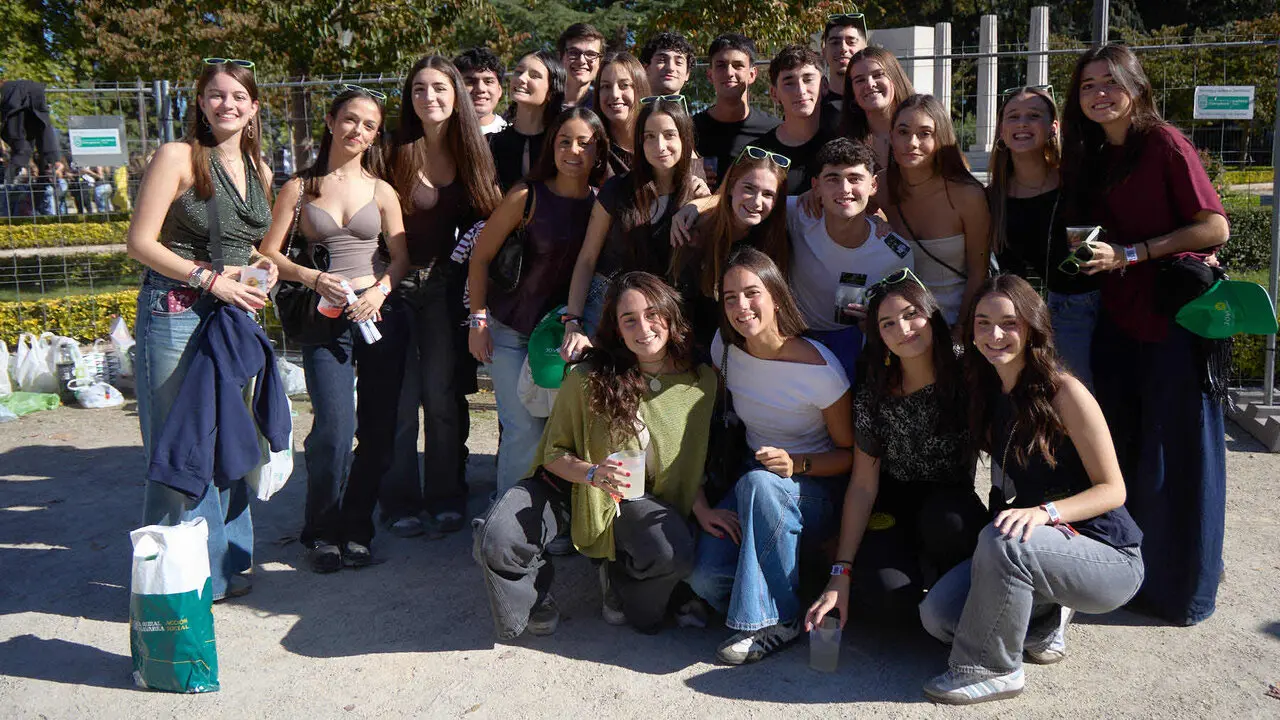 Botell&oacute;n y fiesta previa a la Carpa Universitaria de Oto&ntilde;o 2026 de los estudiantes de la Universidad P&uacute;blica de Navarra en el parque de la Medialuna de Pamplona. I&Ntilde;IGO ALZUGARAY