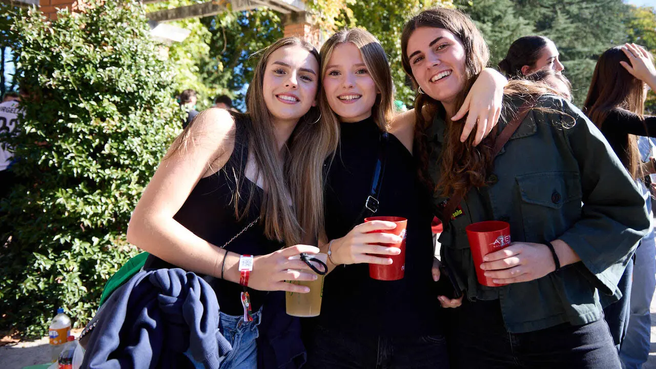 Botell&oacute;n y fiesta previa a la Carpa Universitaria de Oto&ntilde;o 2026 de los estudiantes de la Universidad P&uacute;blica de Navarra en el parque de la Medialuna de Pamplona. I&Ntilde;IGO ALZUGARAY