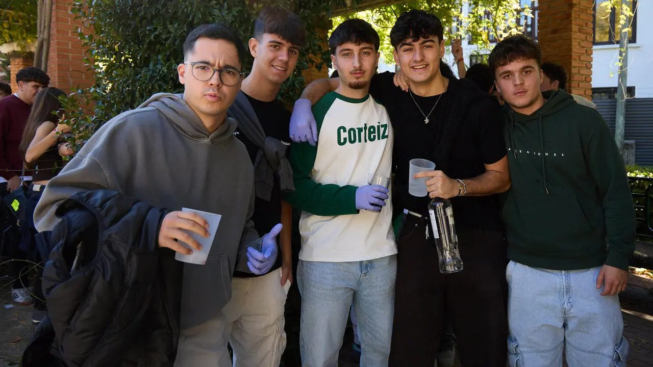 Botell&oacute;n y fiesta previa a la Carpa Universitaria de Oto&ntilde;o 2026 de los estudiantes de la Universidad P&uacute;blica de Navarra en el parque de la Medialuna de Pamplona. I&Ntilde;IGO ALZUGARAY
