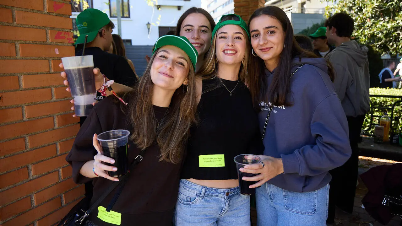 Botell&oacute;n y fiesta previa a la Carpa Universitaria de Oto&ntilde;o 2026 de los estudiantes de la Universidad P&uacute;blica de Navarra en el parque de la Medialuna de Pamplona. I&Ntilde;IGO ALZUGARAY