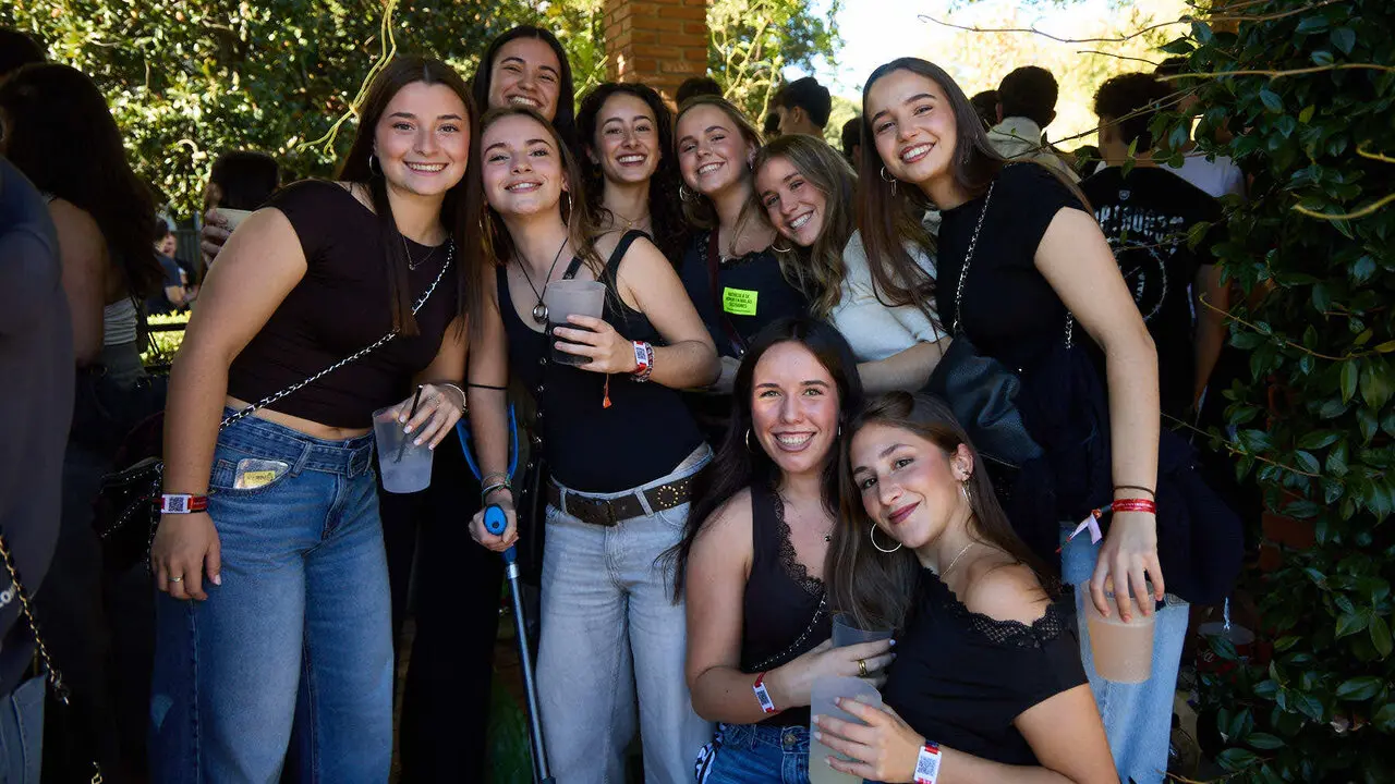 Botell&oacute;n y fiesta previa a la Carpa Universitaria de Oto&ntilde;o 2026 de los estudiantes de la Universidad P&uacute;blica de Navarra en el parque de la Medialuna de Pamplona. I&Ntilde;IGO ALZUGARAY
