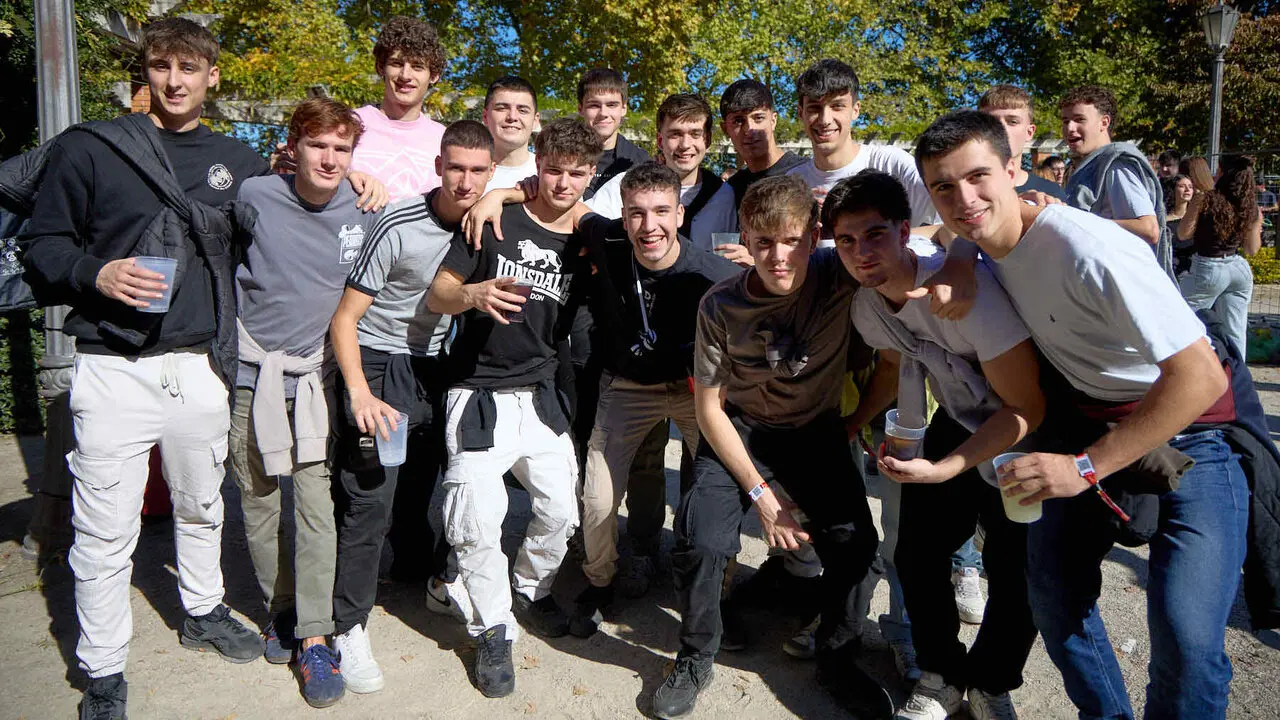 Botell&oacute;n y fiesta previa a la Carpa Universitaria de Oto&ntilde;o 2026 de los estudiantes de la Universidad P&uacute;blica de Navarra en el parque de la Medialuna de Pamplona. I&Ntilde;IGO ALZUGARAY