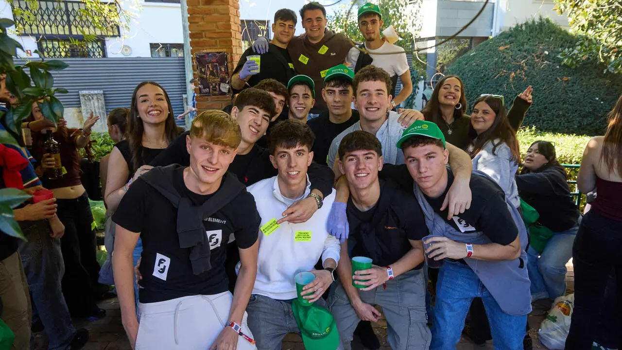 Botell&oacute;n y fiesta previa a la Carpa Universitaria de Oto&ntilde;o 2026 de los estudiantes de la Universidad P&uacute;blica de Navarra en el parque de la Medialuna de Pamplona. I&Ntilde;IGO ALZUGARAY