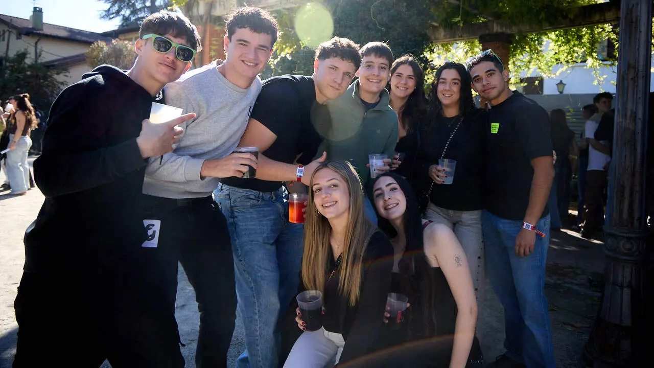 Botell&oacute;n y fiesta previa a la Carpa Universitaria de Oto&ntilde;o 2026 de los estudiantes de la Universidad P&uacute;blica de Navarra en el parque de la Medialuna de Pamplona. I&Ntilde;IGO ALZUGARAY
