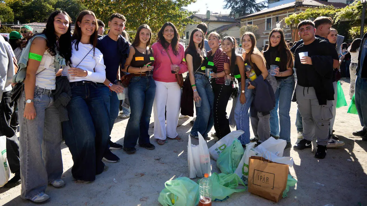 Botell&oacute;n y fiesta previa a la Carpa Universitaria de Oto&ntilde;o 2026 de los estudiantes de la Universidad P&uacute;blica de Navarra en el parque de la Medialuna de Pamplona. I&Ntilde;IGO ALZUGARAY