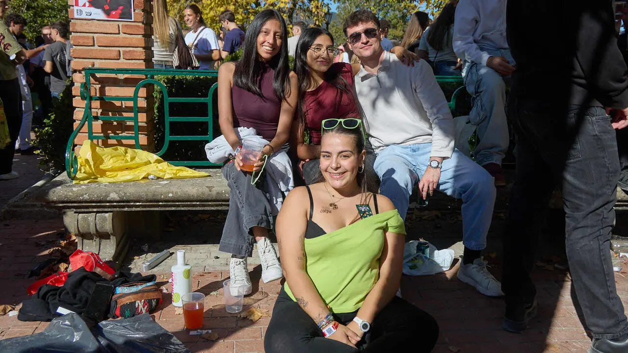 Botell&oacute;n y fiesta previa a la Carpa Universitaria de Oto&ntilde;o 2026 de los estudiantes de la Universidad P&uacute;blica de Navarra en el parque de la Medialuna de Pamplona. I&Ntilde;IGO ALZUGARAY