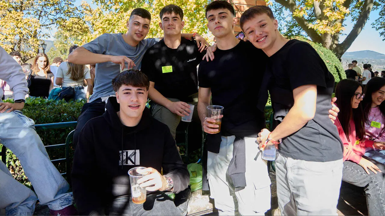 Botell&oacute;n y fiesta previa a la Carpa Universitaria de Oto&ntilde;o 2026 de los estudiantes de la Universidad P&uacute;blica de Navarra en el parque de la Medialuna de Pamplona. I&Ntilde;IGO ALZUGARAY